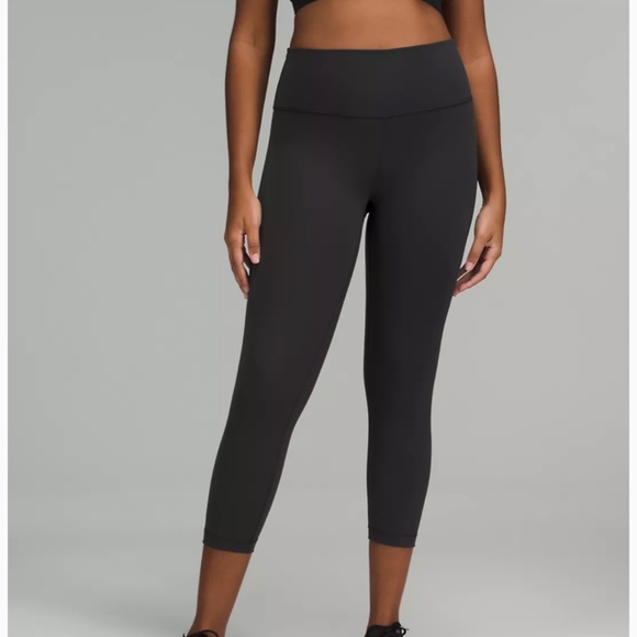 Lulu Lemon Black Wunder Under Capris - Picture 1 of 4